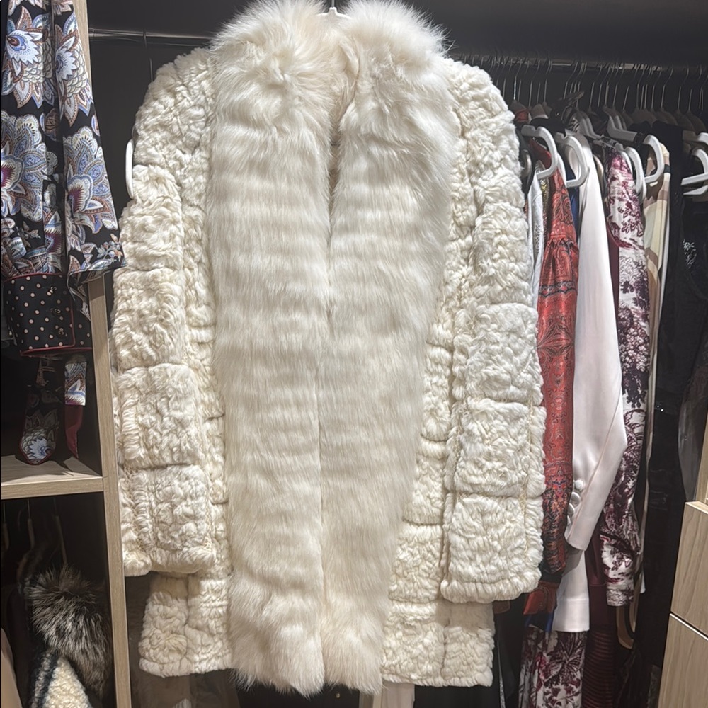 Elegant White Teddy Jacket with Plush Faux Fur and Mid-Length Design